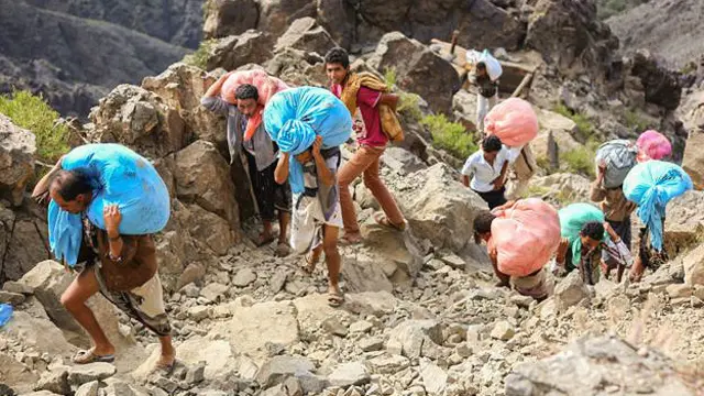 Personas llevando cargas
