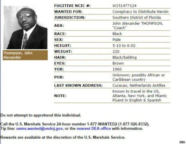 ٹامسن تصویر میں سوٹ اور عینک پہنے ہوئے ایک کاروباری شخص کے طور پر دکھائی دیتا ہے