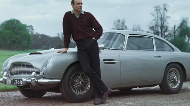 肖恩·康纳利和邦德的DB5（图片来源：Club James Bond）