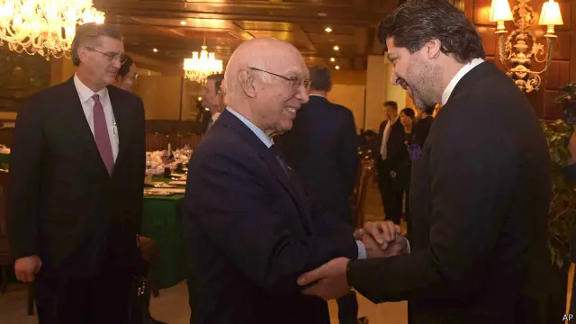 حکمت خلیل کرزی، سرپرست هیات افغانستان و سرتاج عزیز، مشاور امور خارجی نخست وزیر پاکستان