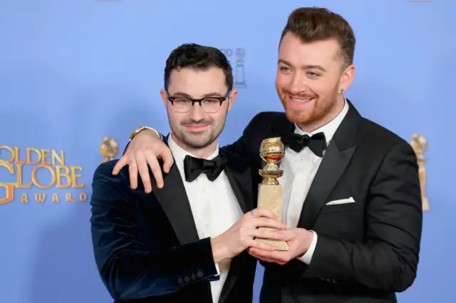 Джимми Нейпс (слева) и Cэм Смит на церемонии "Золотой глобус" 