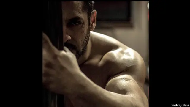 سلطان ہریانہ کے ایک پہلوان کی کہانی ہے جبکہ سربجیت اس شخص کی کہانی پر مبنی ہے