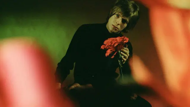 ولد ديفيد بوِي باسم ديفيد جونز في بريكستون بلندن، وأول ألبوم له كان بعنوان "ليزا جين/لوي لوي غو هوم" في يونيو/تموز عام 1964 باسم ديفي جونز