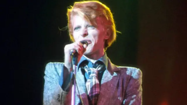 تغير مظهر وصوت بشكل كبير على مدى السنوات من بينها أدائه في ألبوم "دياموند دوغز" عام 1974