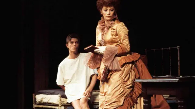 أدى نجم الروك ديفيد بوي أيضا العديد من الأدوار في عالم التمثيل من بينها مسرحية "الرجل الفيل" التي عرضت في برودواي عام 1980 