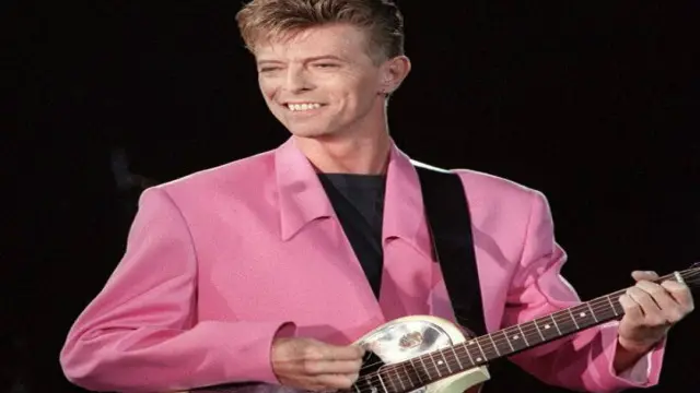 يعتقد أن بوِي باع 140 مليون نسخة ألبوم خلال مسيرته الفنية وشارك في عروض حية في أنحاء العالم من بينها هذه الحفلة في باريس عام 1991