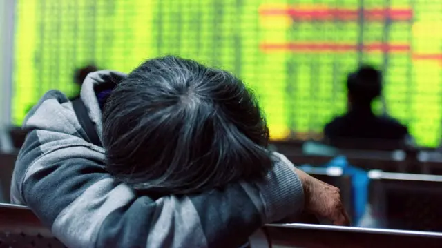 杭州一家股票交易大厅内的普通投资者。