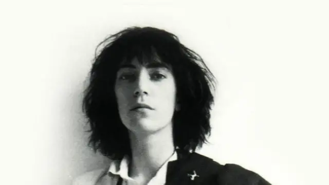 Sampul album Horses yang memperlihatkan Patti Smith dengan jaket dan kemeja putih yang diambil oleh Robert Mapplethorpe.