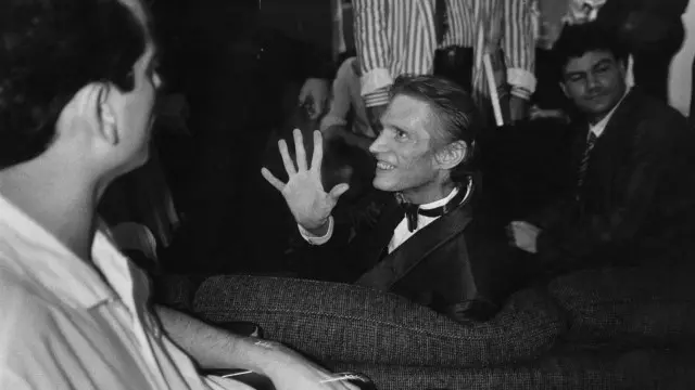 Pada 1980an Mapplethorpe menjadi selebritas utama dunia seni, dan pameran besar karyanya terus berlangsung – namun kontroversi mengikutinya.