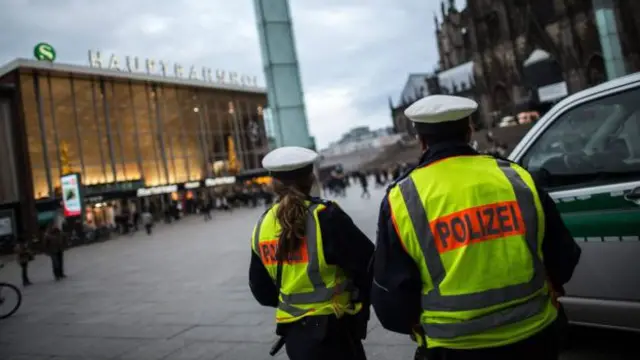 La policía ha dicho que más de 500 denuncias judiciales han sido presentadas.