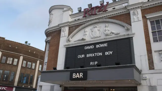 На одном из зданий в лондонском районе Брикстон, где родился музыкант, появилась надпись: "Дэвид Боуи, наш брикстонский парень, покойся с миром"