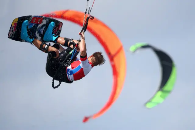 Los precursores del kitesurf en Tarará aspiran a convertir al pueblo en uno de los centros del deporte en el mundo y albergar competencias internacionales, como la de la foto en Alemania.
