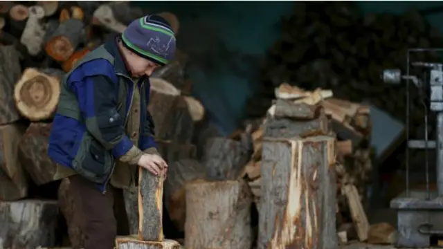 د کلابندو سیمو خلک د خوراک د نشتوالي تر څنګ د سړې هوا او یخنۍ له امله هم ستونزې ګالي