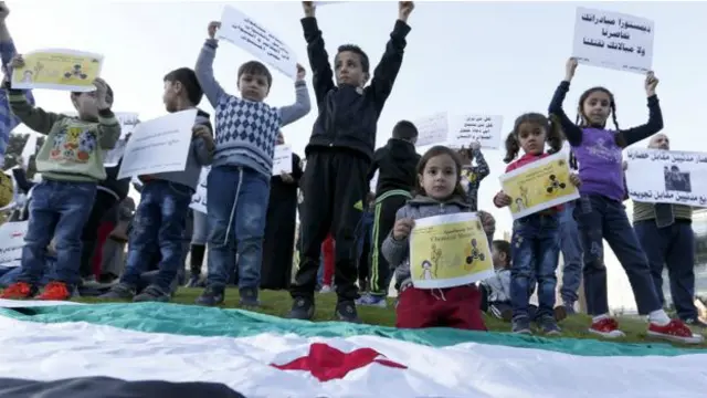 د لبنان په بېروت کې د ملګروملتونو سازمان په دفترکې سوري ماشومانو د مضایا او الزبداني ښارونو د کلابندۍ پر خلاف اعتراضیه غونډه کړې