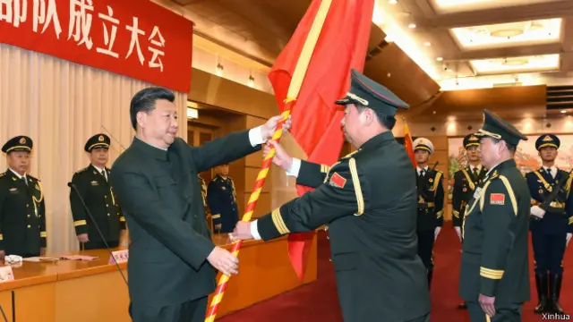 习近平向陆军火箭军战略支援部队授予军旗