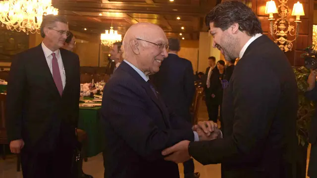 پاکستانی وفد کی قیادت وزیراعظم کے مشیر خارجہ سرتاج عزیز کریں گے، جبکہ افغان وفد کی قیادت اسلام آباد میں افغان سفیر ڈاکٹر حضرت عمر زاخیلوال کریں گے (فائل فوٹو)