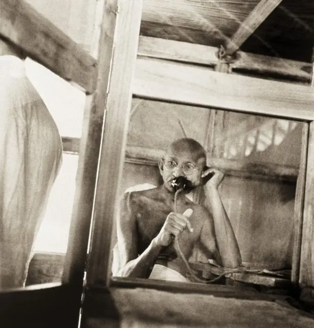 Foto de Kanu Gandhi cortesía de Ghita Mehta