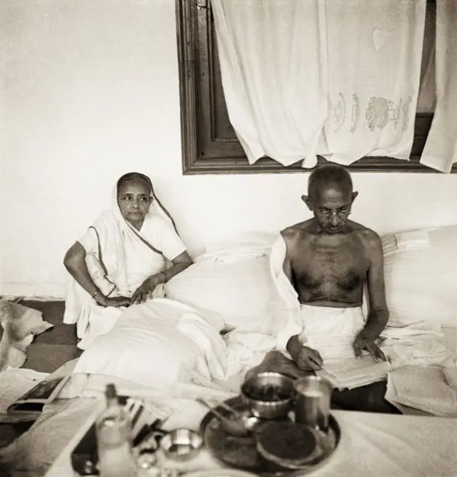 mahatma gandhi con sus padres