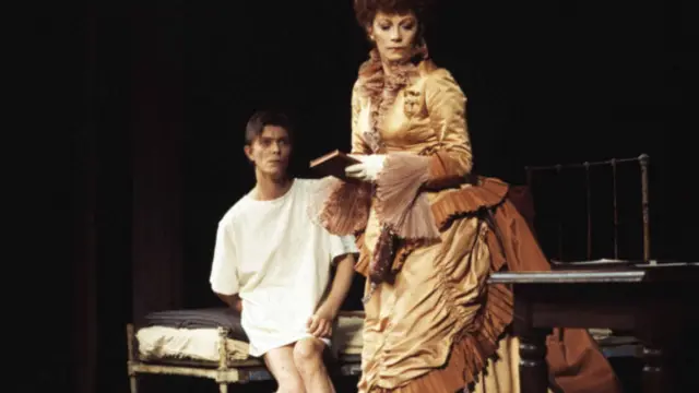 David Bowie como el Hombre Elefante 