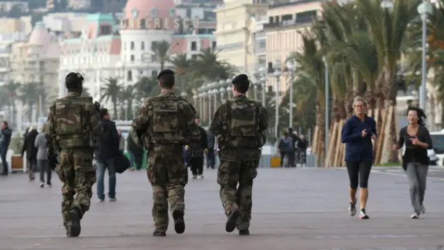 法国士兵在街头巡逻