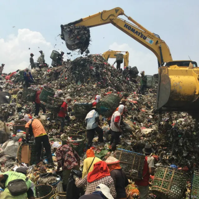 Jakarta mengandalkan sebuah tempat pembuangan sampah di Bekasi. Setiap hari rombongan truk datang dan membawa sedikitnya 10.000 ton sampah.