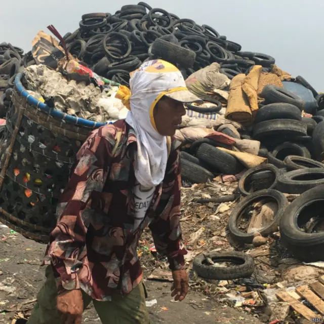 Ratusan pemulung hadir setiap hari di tempat pembuangan sampah akhir di Bantar Gebang.
