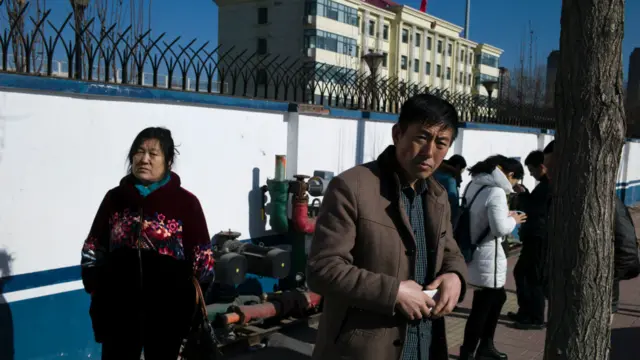 北京锋锐律所被抓人员家属在天津河西看守所外聚集（8/1/2016）