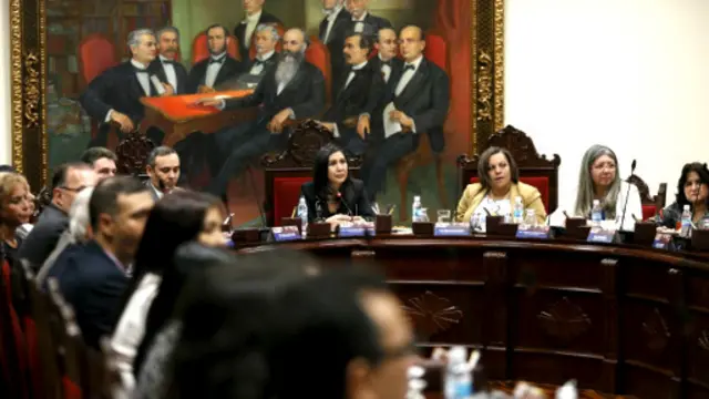 قضات دادگاه عالی عضویت مانع از عضویت سه نماینده انتخابی پارلمان شده و مصوبات پارلمان را غیر قابل اجرا اعلام کرده‌اند