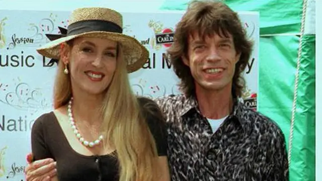 میک جگر و جری هال در سال ١٩٩٠ ازدواج کردند اما در سال ١٩٩٩ ازدواج آنان باطل اعلام شد