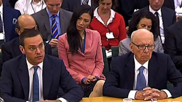 وندی دنگ پشت سر مرداک و پسر مرداک در جلسه تحقیقات پارلمان بریتانیا