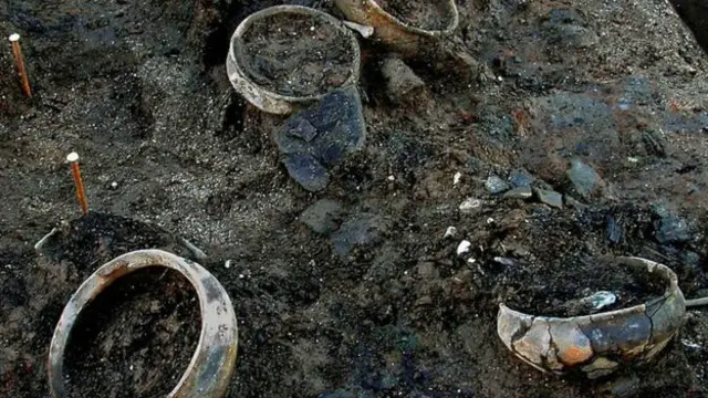 کھدائی میں چند برتن اور مرتبان بھی ملے ہیں