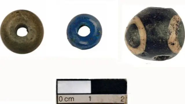 کھدائی میں موتیاں بھی ملی ہیں جس سے ان کے رہن سہن کا اندازہ لگایا جا سکتا ہے