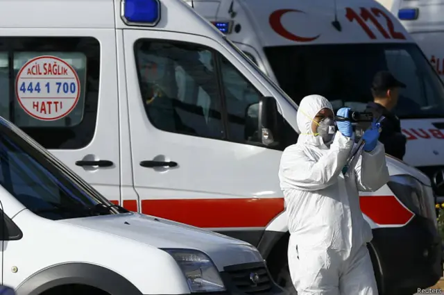 Varias ambulancias han llegado inmediatamente al lugar de la explosión.