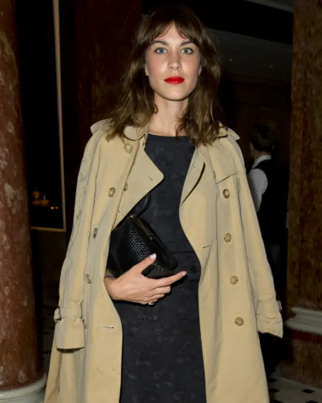 英国时尚名人穿着博伯利风衣