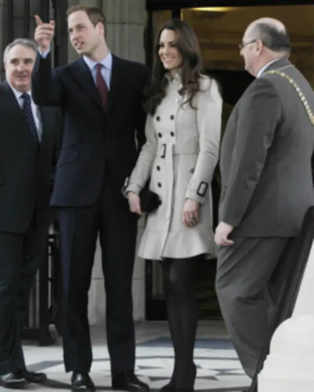 英国剑桥公爵夫人凯特访问爱尔兰时穿着一款风衣