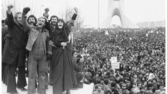 په ١٩٧٩ کال د ايران انقلاب دخليجي هېوادونو اړيکو کې د پراخو بدلونونو سبب شو.