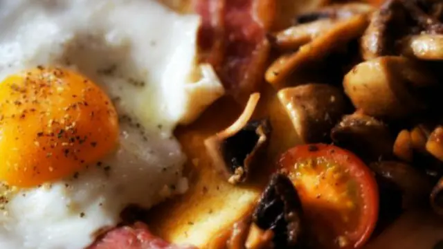 很多人都認為油炸食物可以清除酗酒產生的毒素。但實際上，油炸食物的真正作用是提升血糖，從而在一定程度上緩解疲勞(圖片來源：Getty Images)