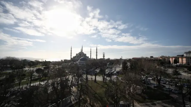 استنبول میں مقامی وقت کے مطابق صبح دس بجے سلطان احمد کے علاقے میں شہر کی تاریخی نیلی مسجد جامعہ سلطان احمد کے قریب دھماکہ ہوا۔