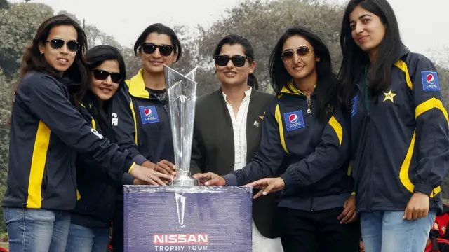 باغ جناح کے بعد ٹرافی کنیرڈ کالج گئی جہاں پاکستانی خواتین کرکٹ ٹیم کی کھلاڑی بھی موجود تھیں