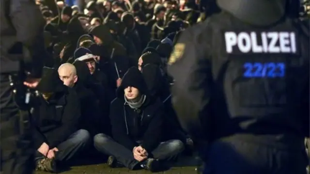 پلیس تندروان راست افراطی را در منطقه کنویز لایپزیگ که جناح های چپ در آن جا نفوذ دارند محاصره کرد
