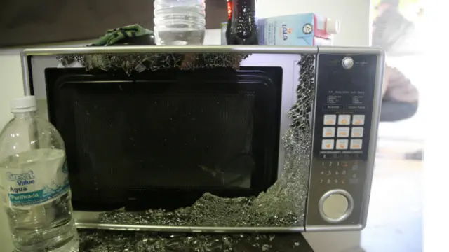 Microondas destruido en el enfrentamiento