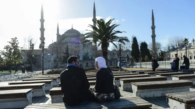 سلطان احمد کے علاقے اور اس کے قریب واقع تاریخی نیلی سجد جامعہ سلطان احمد کا شمار دنیا کے معروف سیاحتی مقامات میں ہوتا ہے۔ 