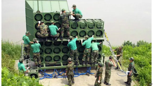 Kỹ sư quân đội được cử tới lắp đặt loa
