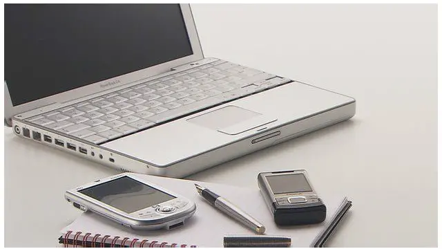 مور او پلار باید هغه کمپیوټرونه او موبایلونه یا نورو وسایل ماشومانو ته ورنه کړ ي چې د دوی کورني مالومات په کې خوندي دي.