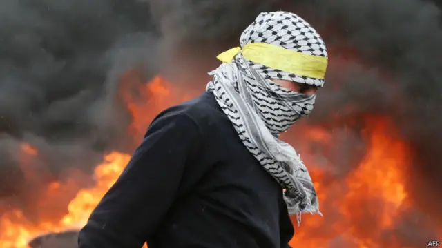 قال الجيش من جانبه إن جنوده اطلقوا النار على "مشاغبين قذفوهم بالحجارة والقنابل الحارقة"