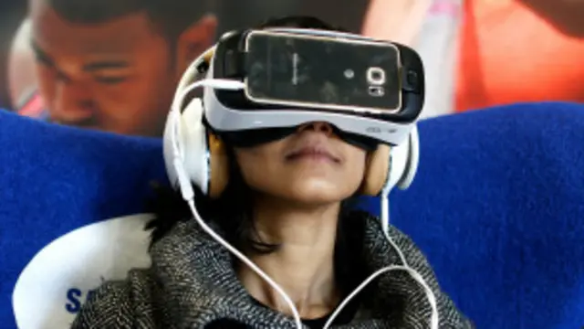 chica con gafas Samsung Gear VR