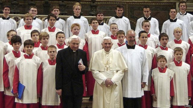 Georg Ratzinger (en la imagen, a la izquierda de Benedicto XVI) condujo el coro Regensburger Domsplatzen durante 30 años.