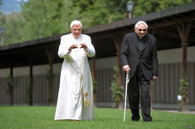 Georg Ratzinger (a la derecha, junto a su hermano, el papa emérito Benedicto XVI) tiene 92 años y vive en Ratisbona.