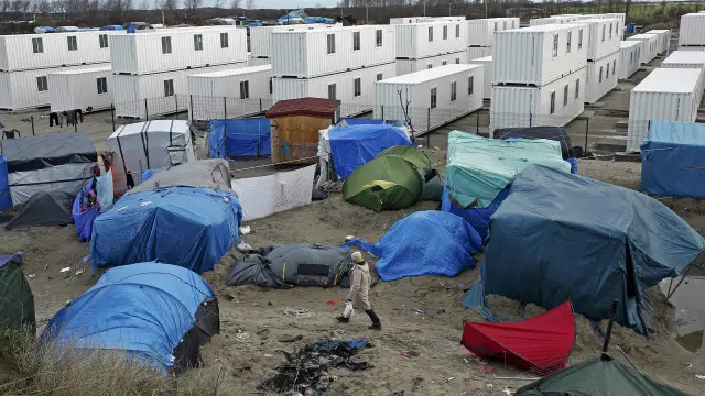 هر کانتینر دارای گنجایش اسکان ۱۲ نفر و مجهز به وسائل گرمایشی، تخت‌خواب و دوش حمام است