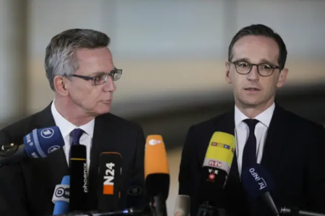 Министр внутренних дел Германии Томас де Мезьер (слева) и министр юстиции Хайко Маас